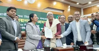 নেতাকর্মীদের সঙ্গে নিয়ে মনোনয়নপত্র জমা দিলেন মির্জা ফখরুল